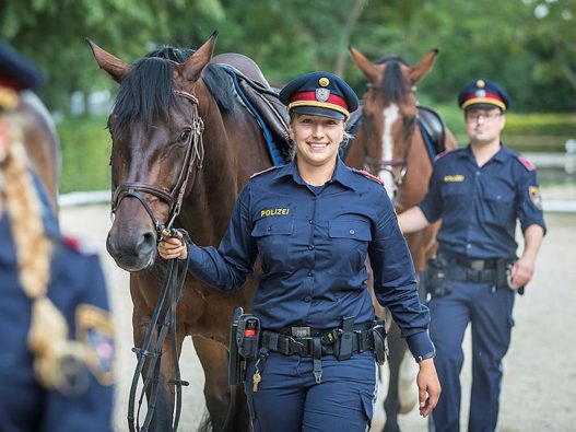 Österreichische-Polizisten-in-Uniform